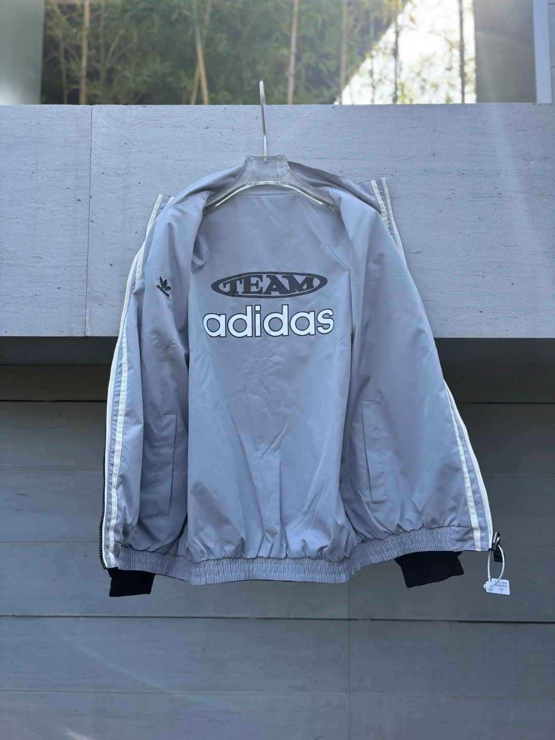 🈴2 color collection/reversible thin jacket📝𝟭𝟬𝟲𝟴𝟳# Exclusive real shot/difference between various stolen pictures and online version on the market [Top version·Adidas clover men and women Same Stylel H REV JKT jacket official website synchronization] ✅Full set of 1:1 customized accessories ➕Customized three-label ➕𝗬𝘂𝗮𝗻 version hang tag ➕𝗹𝗼𝗴𝗼 packaging bag🔥 ➕Scan the tag to enter the official website. ✅The top version, ins Xiaohongshu has many bloggers wearing it. ✅Adi’s absolute Hot Sale star Same Style details are online, feel free to compare! Classic embroidery on the chest, fixed color and classic three-bar stripes, Classic will never go out of style! Versatile is not picky, the original model is perfect for the upper body, so buy it with your eyes closed! "Self-view of quality control with real photos of store owner's details" What you see is what you get # Full text real photos 📷 Never save a penny of cost! ! ! ⭕The high version of the best products🐮is different from the junk products in the market🗯️The same picture but different prices means different versions. ❌Don’t be fooled by the same copywriters and pirated pictures from outside that mix and distribute high-luxury pictures at low prices. After comparing the quality, you will know where the gap is. Don’t lie. I don’t guarantee that my products are the cheapest, but I definitely guarantee that they are worth every penny of your hard-earned money! ‼ ️We don’t slash prices or lower prices, we supply products with heart and only make high-end versions!!! Breasts Jimei must see the details of my home clearly, the pictures of my home are all taken by the owner himself❤️ Color: Black White Size: S-XXL